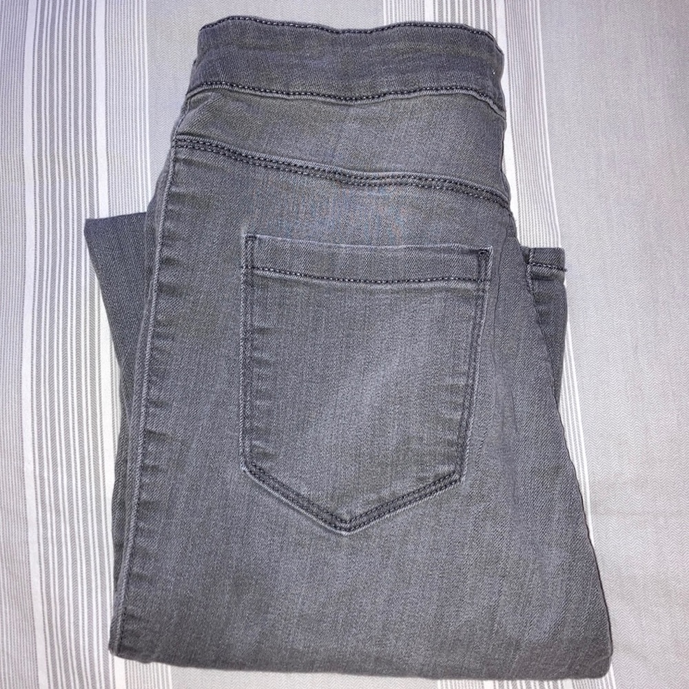 Grey distressed skinny jeans